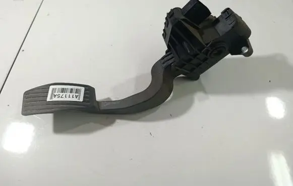 Opel Corsa D Accelerator throttle pedal 10607C22