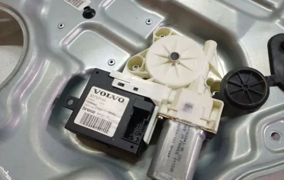 Volvo V50 Front door window regulator motor 30710149
