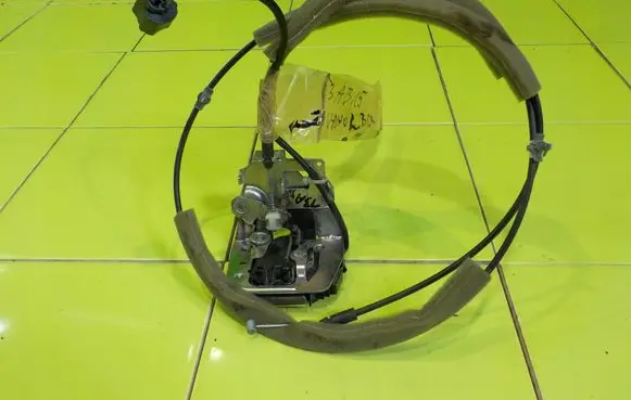 Opel Movano B Front door lock LEWY