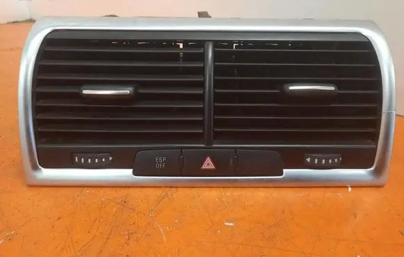 Audi Q7 4L Dash center air vent grill 4L0820951