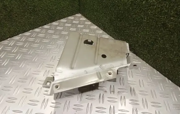Opel Movano B Fender mounting bracket 631221215R