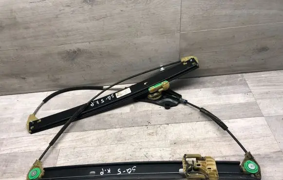 Front window lifting mechanism without motor