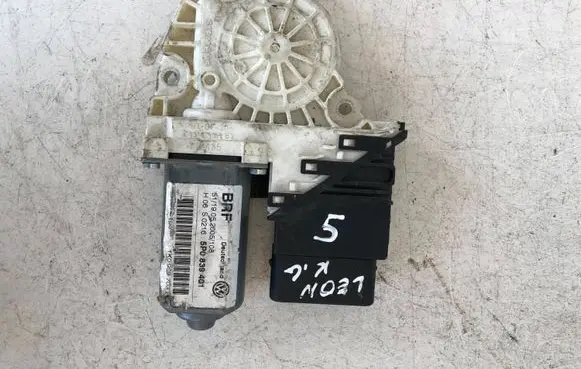 Volkswagen PASSAT B6 Front door window regulator with motor 1K0959703P 5P0839401