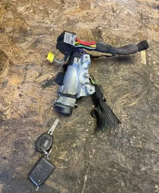 Volkswagen PASSAT B5 Ignition lock 4D0905851E