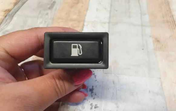 Toyota Avensis T250 Fuel tank opening switch 156795