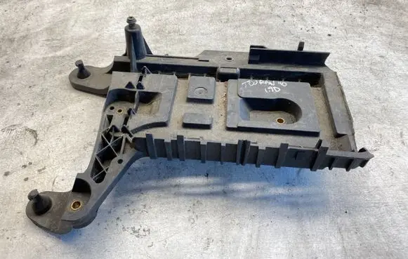 Volkswagen Touran I Battery tray 1k0915333