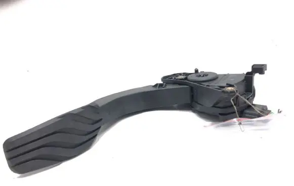 Accelerator throttle pedal