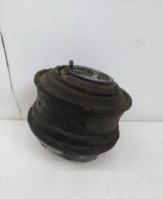 Mercedes-Benz S W221 Engine mount bracket