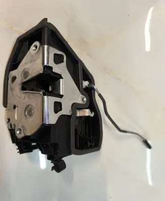 BMW X5 E70 Front door lock 7318423