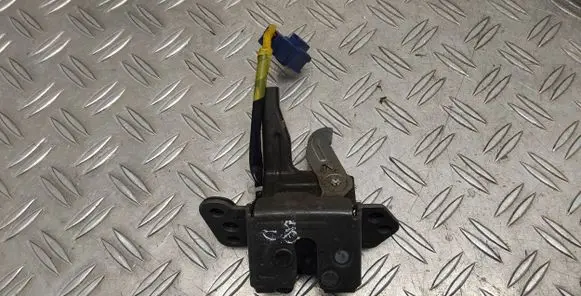 Toyota Yaris Tailgate window lock/catch/latch 