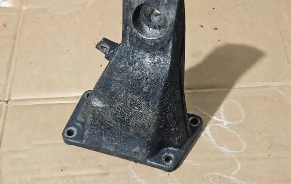 BMW 5 E60 E61 Engine mounting bracket 6761150 78681310