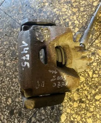 Peugeot 5008 Front brake caliper