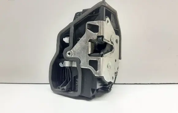 BMW X3 E83 Front door lock 7202144