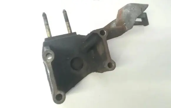 Mitsubishi Carisma Engine mounting bracket