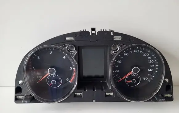 Volkswagen PASSAT B7 Speedometer (instrument cluster)