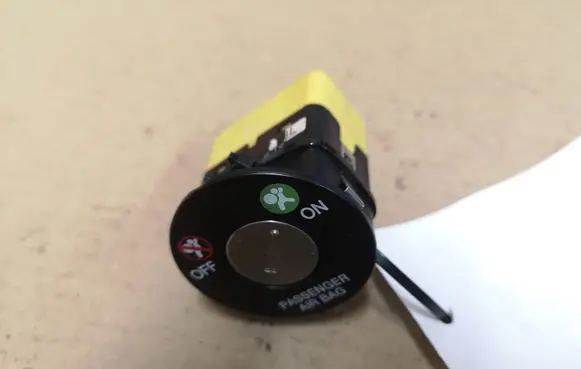 KIA Sorento Passenger airbag on/off switch 