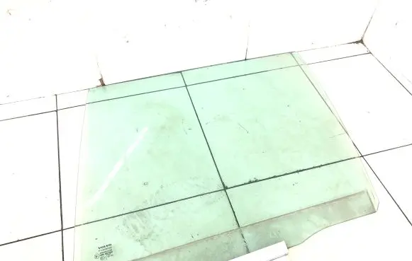 Volvo XC90 Rear door window glass AS2