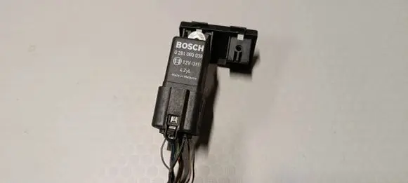 Volkswagen PASSAT B6 Glow plug pre-heat relay 038907281D 0281003038