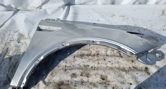 Ford Kuga I Fender SIDABRINIS