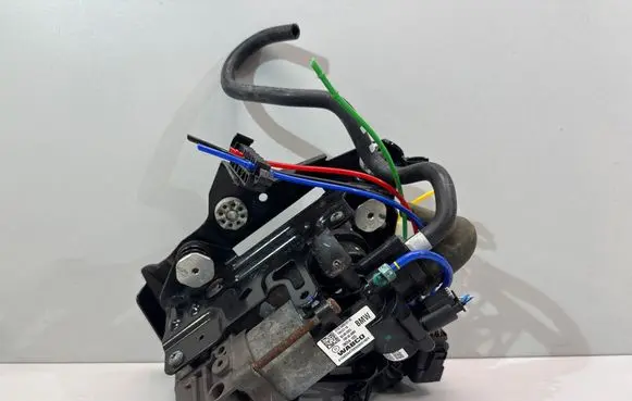 BMW 7 G70 Air suspension compressor 6895101