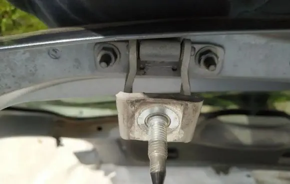 Peugeot 206 Tailgate/trunk/boot hinge