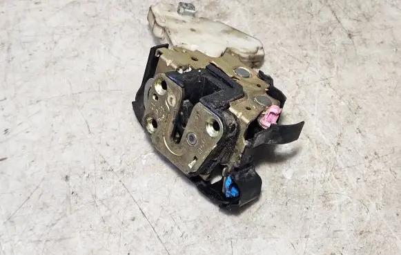Subaru Impreza II Front door lock 61100FE000