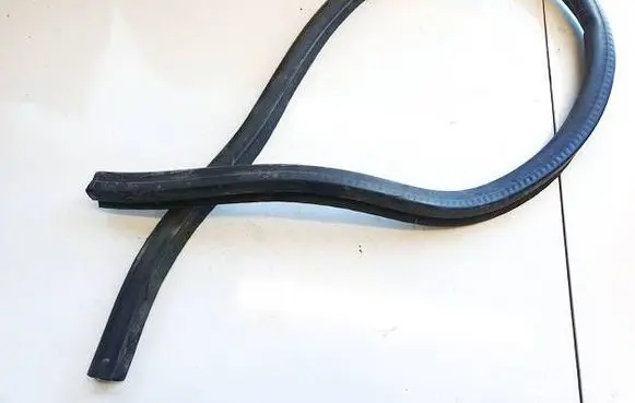 Volkswagen Jetta V Engine compartment rubber 