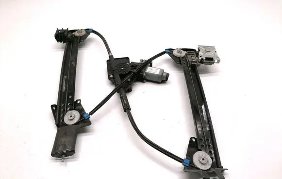 Rear window lifting mechanism without motor