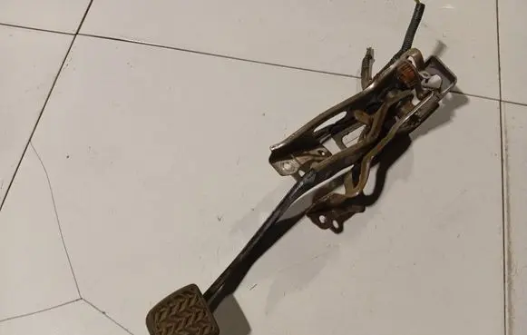 Toyota Yaris Brake pedal 