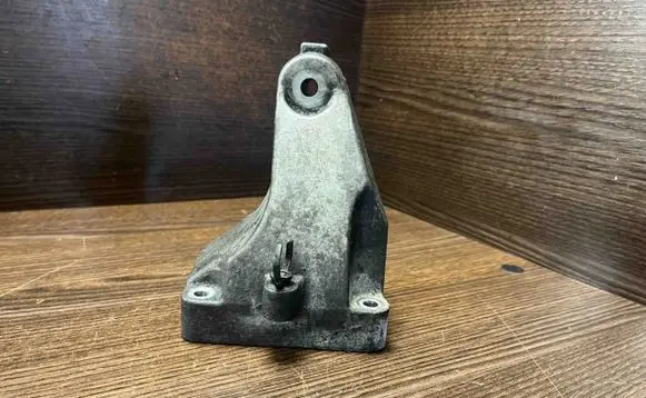 Mercedes-Benz Vito Viano W639 Engine mounting bracket A6422231804