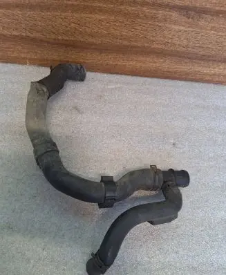 Volkswagen PASSAT B6 Engine coolant pipe/hose 323220