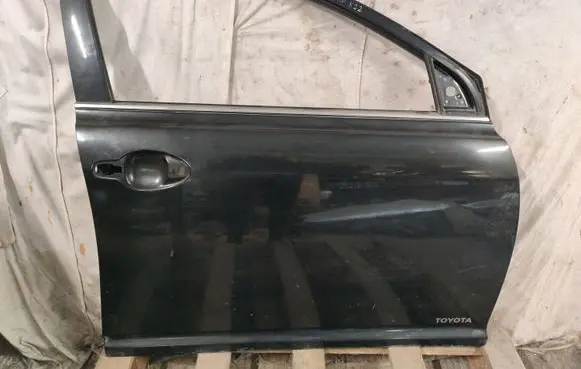 Toyota Avensis T250 Front door 209