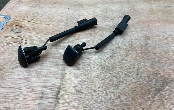 BMW 5 E60 E61 Windshield washer spray nozzle 19653273 7046050
