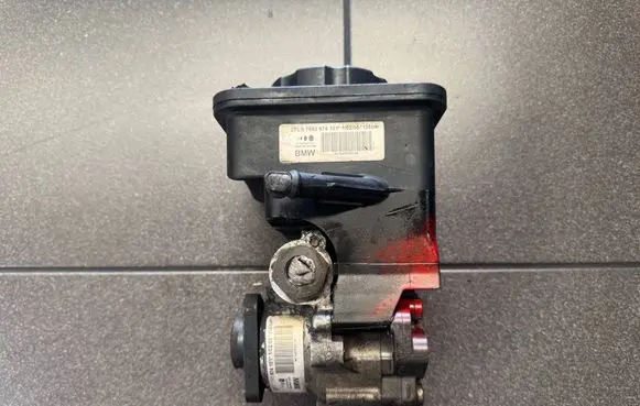BMW 5 E60 E61 Power steering pump 7693974