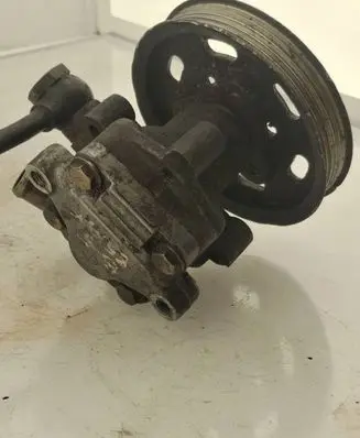 Volkswagen PASSAT B5.5 Power steering pump 038145255D