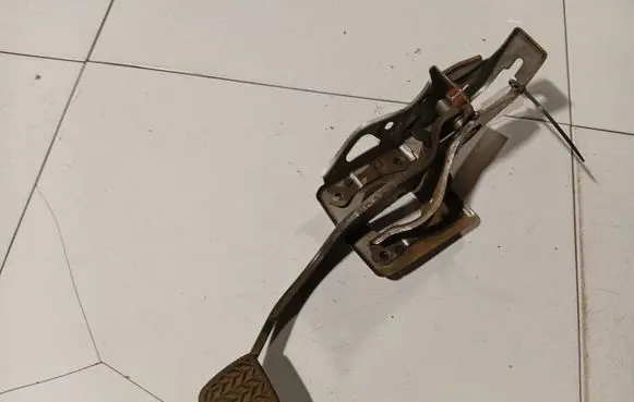 Toyota Avensis T250 Brake pedal 