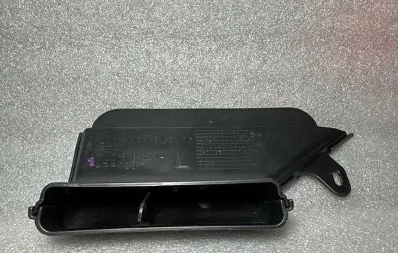 Audi Q7 4L Air intake duct part 7L0819623A