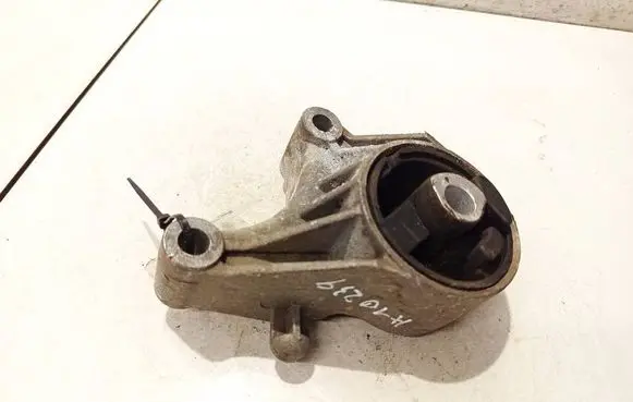 Opel Zafira B Engine mount bracket