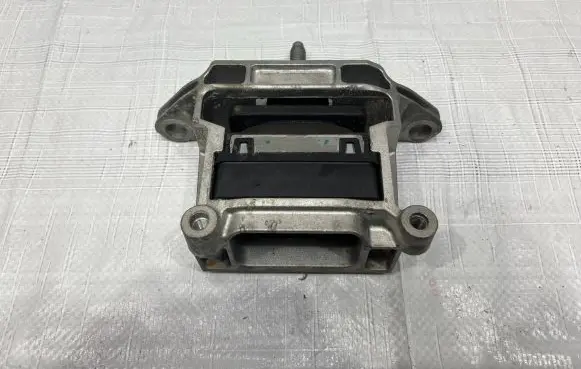 Land Rover Discovery 5 Engine mount bracket L8D26F012AB
