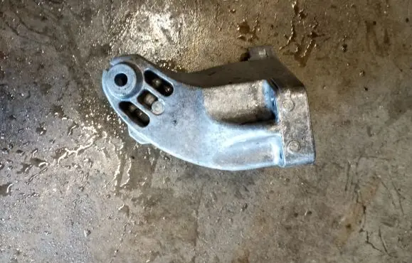 Mercedes-Benz CLS C218 X218 Engine mounting bracket A6422233304
