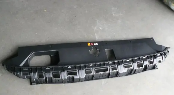 Engine bonnet/hood lock trim molding