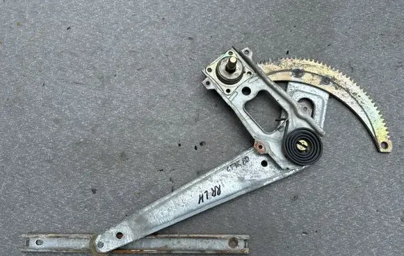 Nissan Patrol Y60 Rear window lifting mechanism without motor 8270126J00