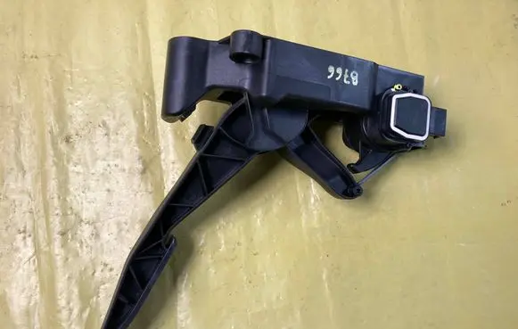 Mercedes-Benz B W245 Accelerator throttle pedal A1693001004 220709 000099