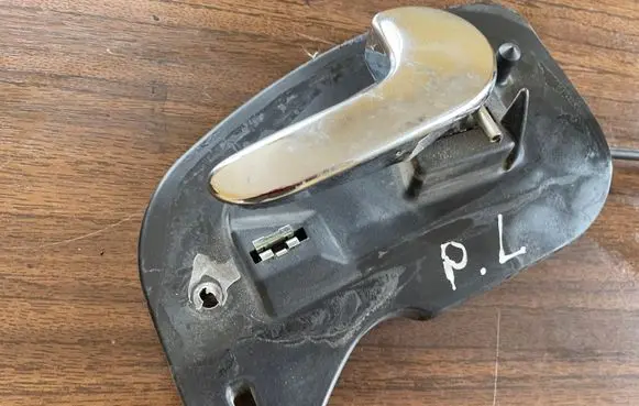 Opel Corsa C Front door interior handle 13110957