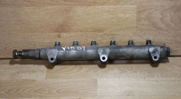 Volvo V70 Fuel distributor 8658252