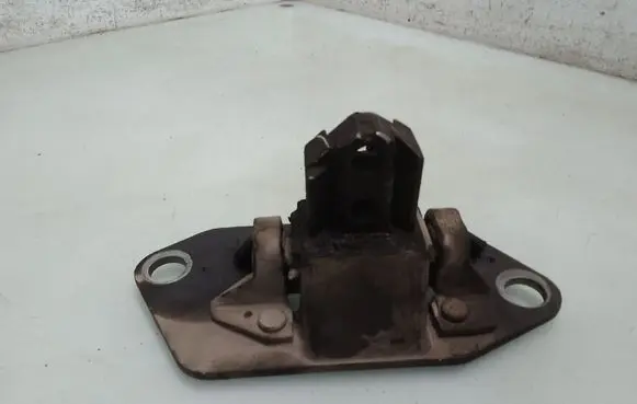 Engine mount bracket