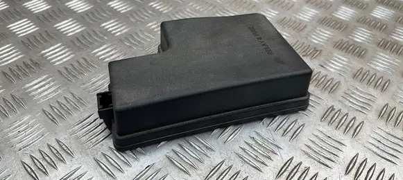 Toyota RAV 4 (XA40) Fuse box cover 8266242601