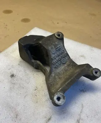 Volkswagen Golf IV Engine mounting bracket 038129723D