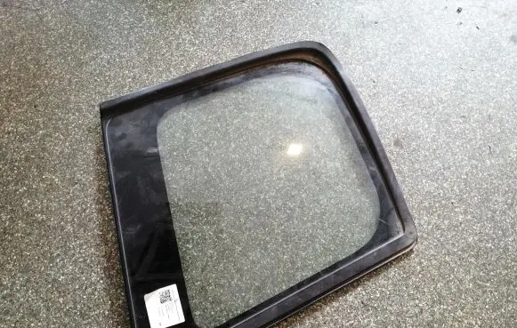 Nissan X-Trail T30 Rear side window