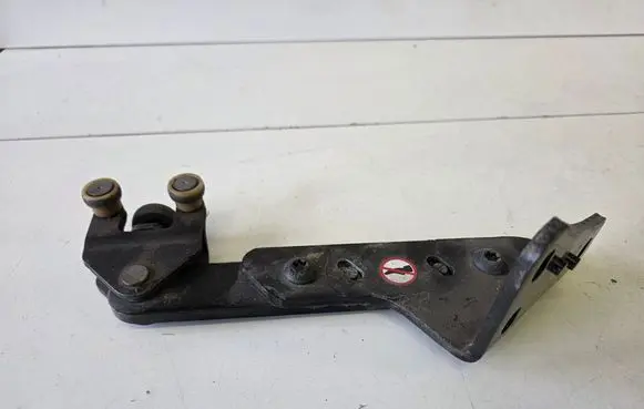 Citroen SpaceTourer XL Sliding door lower roller guide/hinge 98080759